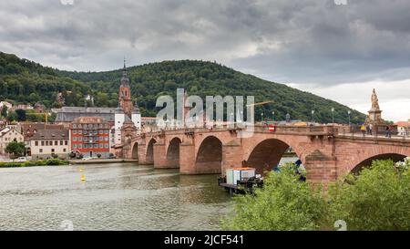 Heidelberg, Deutschland - 26. Aug 2021: Panorama mit der alten Brücke. Im Hintergrund die Kirche des heiligen Geistes. Stockfoto