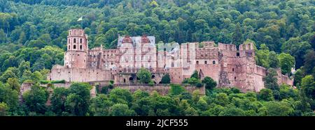 Heidelberg, Deutschland - 26. Aug 2021: Vorderansicht des Heidelberger Schlosses (Panorama-Format). Stockfoto