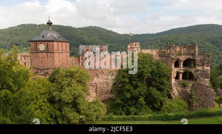 Heidelberg, Deutschland - 27. Aug 2021: Blick auf die Ruinen des Heidelberger Schlosses. Mit Stadttor-Turm auf der linken Seite und Krauturm (Pulverturm) auf der rechten Seite. Stockfoto