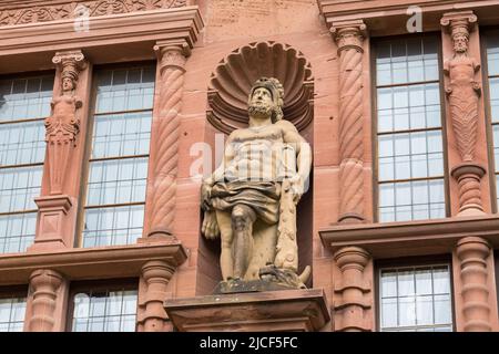 Heidelberg, Deutschland - 27. Aug 2021: Herakles-Statue auf dem Otteinrichsbau des Heidelberger Schlosses. Stockfoto