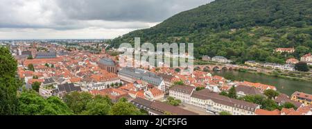 Heidelberg, Deutschland - 27. Aug 2021: Stadtbild von Heidelberg. Mit Blick auf die alte Brücke und die Kirche des Heiligen Geistes. Stockfoto