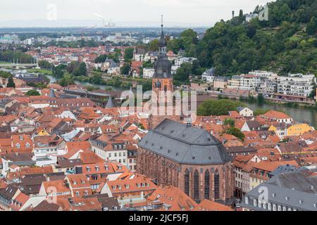 Heidelberg, Deutschland - 27. Aug 2021: Weitwinkelansicht der Heiliggeistkirche. Stockfoto