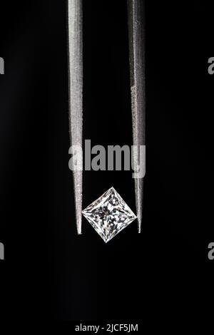 Princess geschliffener Diamant mit Pinzette Stockfoto