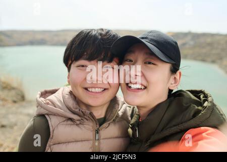 Nahaufnahme Porträt von fröhlichen jungen asiatischen Touristen, die Selfie-Fotos machen, die lächelnd auf die Kamera lächeln Stockfoto