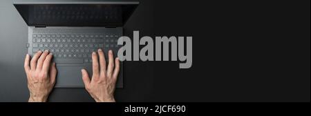 Tastatur für Laptop-Computer mit Benutzer- oder Gamer-Händen auf schwarzem, stilvollem Bannerhintergrund. Technologie, Business, Internet-Konzept. Hochwertige Fotos Stockfoto
