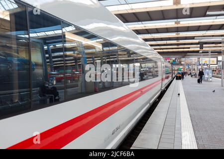 München, Deutschland - 25. Aug 2021: Blick auf die Seite eines Intercity-Expresszuges (ICE). Auf einem Bahnsteig neben dem Münchner Hauptbahnhof (Hauptbah Stockfoto