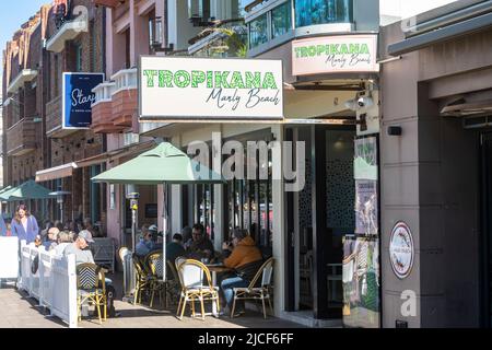 Manly Beach Vorort von Sydney im Winter, Leute essen Mittagessen im Tropicana Cafe im Freien, Sydney, NSW, Australien Stockfoto