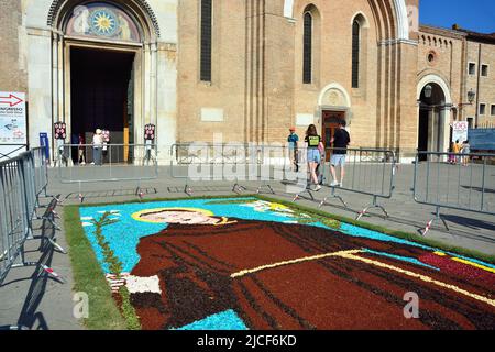 Padua, 13. Juni 2022. St. Anthony Feast. Blumenteppich, der den heiligen Antonius darstellt. Der Blumenteppich wurde von den Künstlern der toskanischen Stadt Fucecchio auf dem Kirchhof der Basilika hergestellt Stockfoto