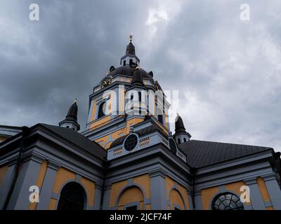 Große Kirche aus Froschperspektive in Stockholm, Schweden. Stockfoto