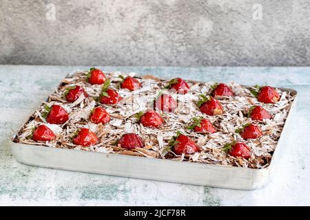 Kuchen mit Schokoladenstückchen und Schokoladensoße in einem Tablett Stockfoto