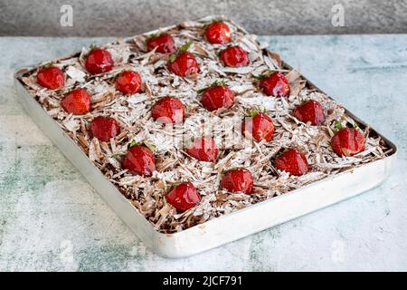 Kuchen mit Schokoladenstückchen und Schokoladensoße in einem Tablett Stockfoto