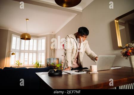 Asiatischer Mann bei Videoanruf Stockfoto