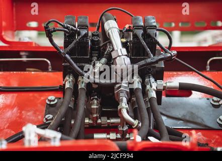 Hydrauliksystem, Stahlrohre und Gummiteile des Hubmechanismus, Nahaufnahme. Stockfoto