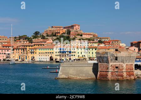 Hafen und Altstadt mit Forte Stella, Portoferraio, Insel Elba, Provinz Livorno, Toskana, Italien Stockfoto