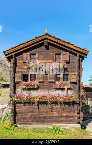 Traditionelle Holzhäuser in Furi, Zermatt, Schweizer Alpen, Wallis, Schweiz Stockfoto