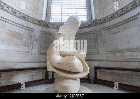 England, London, St. Paul's Cathedral, The Crypt, North Quire Aisle, Die Henry Moore-Skulptur „Mutter und Kind“ Stockfoto