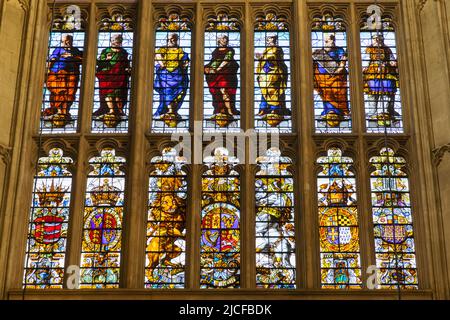 England, London, Westminster Abbey, das Buntglasfenster des Great West, das christliche Propheten und Diciples zeigt Stockfoto