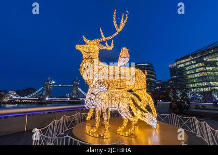 England, London, Southwark, Mehr London Riverside Complex, Weihnachtslichter mit einem Rentier Stockfoto