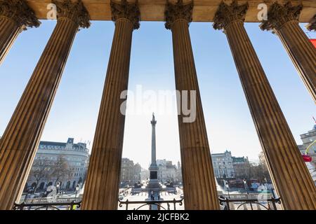 England, London, Trafalgar Square, National Gallery, Blick auf Nelson's Column und Trafalgar Square von der National Gallery Stockfoto