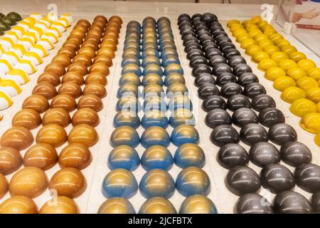 England, London, Knightsbridge, Harrods Department Store, The Food Hall, Farbenfrohes Schokoladendisplay Stockfoto