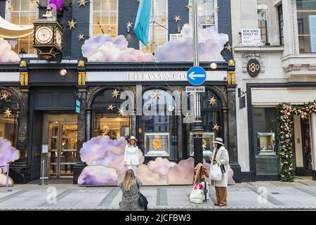 England, London, New Bond Street, Touristen, die vor dem Tiffany&Co Store posieren Stockfoto