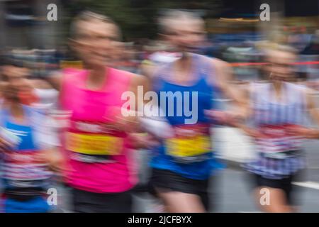 England, London, London Marathon 2021, Gruppe von Teilnehmern läuft Stockfoto
