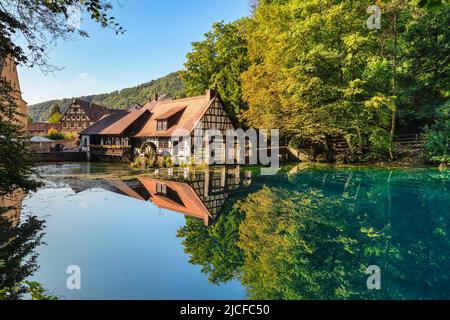 Mühle an der Blautopf, Blaubeuren, Schwäbische Alb, Baden Württemberg, Deutschland Stockfoto