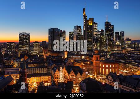 Weihnachtsmarkt am Römer mit Paulskirche und Skyline von Frankfurt am Main, Hessen, Deutschland Stockfoto