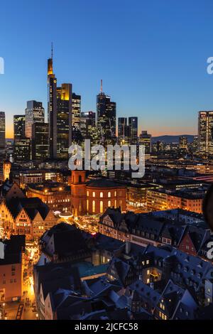 Blick vom Kaiserdom über die Neue Altstadt zum Römer mit der Paulskirche und der Skyline von Frankfurt am Main, Hessen, Deutschland Stockfoto