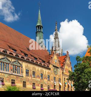 Rathaus am Marktplatz mit Turm des Ulmer Doms, Ulm an der Donau, Baden-Württemberg, Deutschland Stockfoto