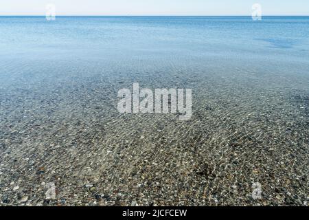 Schleswig-Holstein, Mündung der Schleim, Küste bei Maasholm, Kiesstrand, Reflexionen Stockfoto