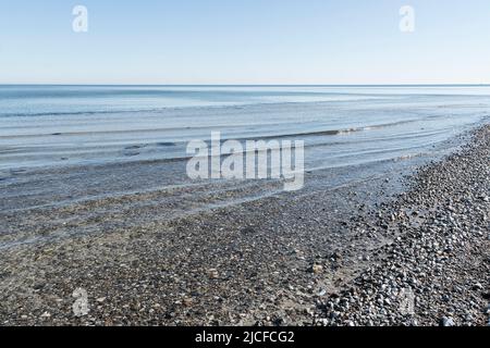 Schleswig-Holstein, Mündung der Schleim, Küste bei Maasholm, Kiesstrand, Blick zum Horizont Stockfoto
