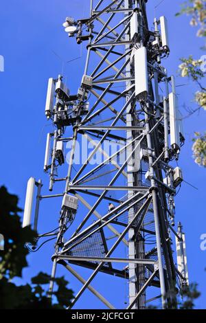 Handy-Mastantenne, blauer Himmel Hintergrund Stockfoto