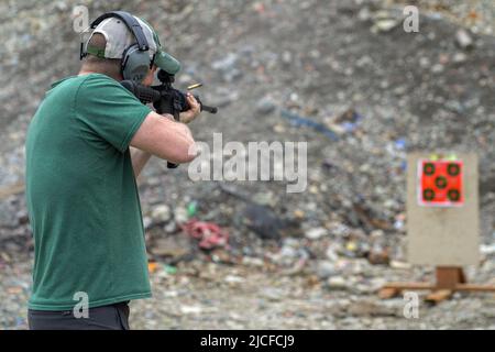 Kendall, Washington, USA. 13.. Juni 2022. Ein Sportschütze verwendet ein AR-15-Gewehr für die Zielübung auf einem Freigelände in der Nähe von Kendall, Washington.das US-Repräsentantenhaus und der Senat erwägen Gesetze, die die Anforderungen für den Kauf eines AR-15-Gewebes ändern würden, was die Magazinkapazität einschränkt, Und die Einführung von „roten Flaggen“-Gesetzen, um diese und andere Waffen von denjenigen zu fernhalten, die Verbrechen begangen haben oder Probleme mit der psychischen Gesundheit erfahren haben. Die AR-15 ist die Art der Waffe, die in den letzten Massenschießereien verwendet wurde. (Bild: © Gregg Brekke/ZUMA Press Wire) Stockfoto