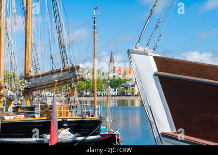 Deutschland, Schleswig-Holstein, Eckernförde, Stadthafen, Segelboote, Blick auf die Borby Kirche Stockfoto