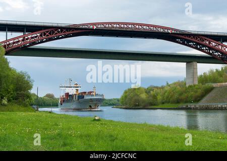 Deutschland, Schleswig-Holstein, Nord-Ostsee-Kanal, Levensauer Hochbrücken, Frachtschiff Stockfoto