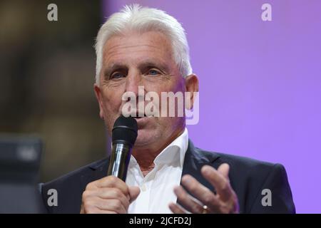 Stadt Gelsenkirchen, Deutschland. 12.. Juni 2022. firo : 06/12/2022, Fuvuball, 1. Bundesliga, Saison 2022/2023, FC Schalke 04, MV, Mitgliedertreffen, Schalke-Legende Klaus FISCHER am Mikrofon Credit: dpa/Alamy Live News Stockfoto