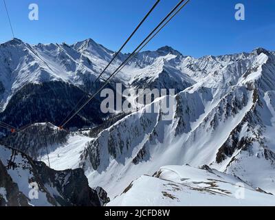 Skigebiet Silvretta Ski-Arena Samnaun/Ischgl, Blick in die verschneiten Berge und Samnaun, Gipfelpanorama, Ischgl, Paznaun-Tal, Winter, Natur, Berge, blauer Himmel, Samnaun, Engadin, Schweiz Stockfoto