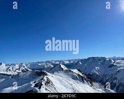 Skigebiet Silvretta Ski Arena Ischgl/Samnaun, Bergblick, Samnaun, Gipfelpanorama, Winter, Natur, Berge, blauer Himmel, Paznauntal, Ischgl, Tirol, Österreich Stockfoto