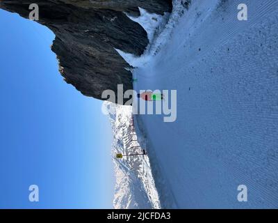 Skigebiet Silvretta Ski Arena Ischgl/Samnaun, Skifahrer, Kinder von hinten, bunte Kleidung, Blick auf Idalp, Samnaun, Winter, Natur, Berge, blauer Himmel, Paznaun, Ischgl, Tirol, Österreich Stockfoto