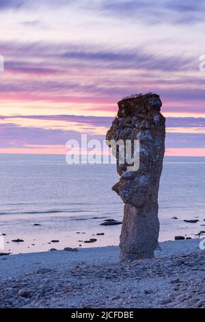 Rauer Felsen im Langhammar-Naturschutzgebiet, Abendlicht, Schweden, Insel Farö Stockfoto