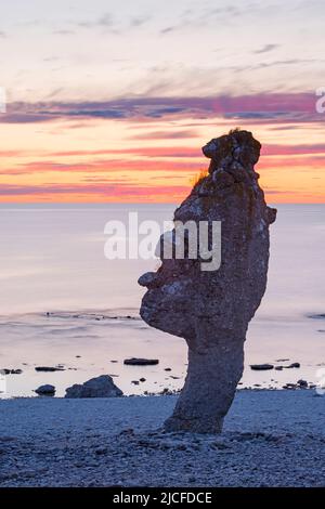 Rauer Felsen im Langhammar-Naturschutzgebiet, Abendlicht, Schweden, Insel Farö Stockfoto
