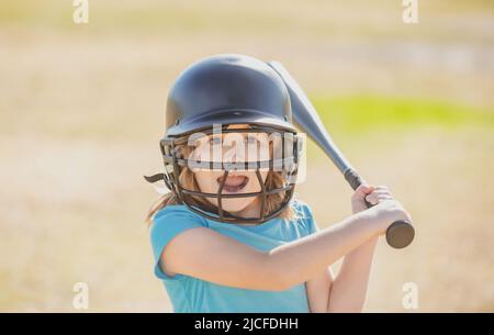 Aufgeregt Kind hält einen Baseballschläger. Pitcher Kind im Begriff, in Jugend-Baseballspielen zu werfen. Stockfoto