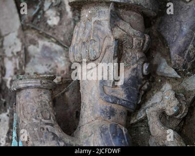 Chengdu. 1.. Juni 2022. Das Foto vom 1. Juni 2022 zeigt einen Teil einer Bronzeskulptur mit einem menschlichen Kopf und einem Schlangenkörper, der aus der Opfergrube Nr. 8 in den Sanxingdui-Ruinen in der südwestlichen Provinz Sichuan ausgegraben wurde. Archäologen haben kürzlich in der berühmten Sanxingdui-Ruinenstätte in der südwestlichen chinesischen Provinz Sichuan atemberaubende Entdeckungen gemacht.An dieser Stelle Wurde Eine Fundgrube aus exquisiten Bronze-, Gold- und Jadewaren ausgegraben, darunter mindestens 10 Bronzewaren, die zum ersten Mal in der Geschichte der menschlichen Zivilisation ausgegraben wurden. Quelle: Wang Xi/Xinhua/Alamy Live News Stockfoto