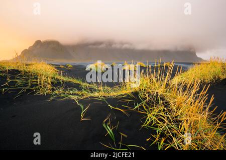 Berg Vestrahorn in Wolken gehüllt, Stokksnes, Island Stockfoto