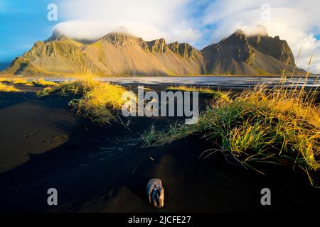 Berg Vestrahorn in Wolken gehüllt, Stokksnes, Island Stockfoto