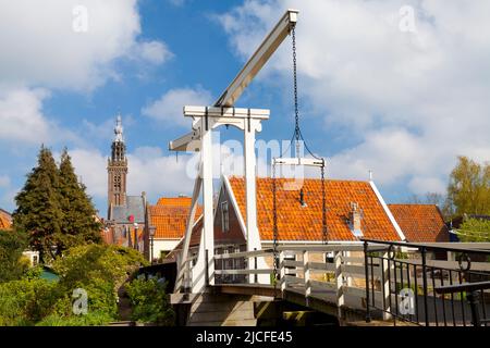 Traditionelle Zugbrücke über einen Kanal in Edam, Nordholland, Niederlande Stockfoto