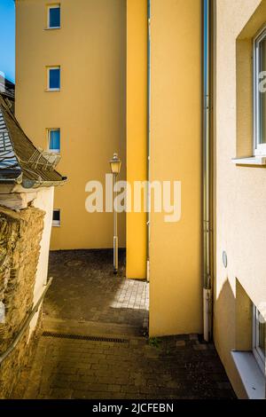 Gutenfels steiler Weg, Kulturweg in Kaub, Fußweg von der Stadt bis zum Schloss, Hausfassaden, Straßenlaterne Stockfoto