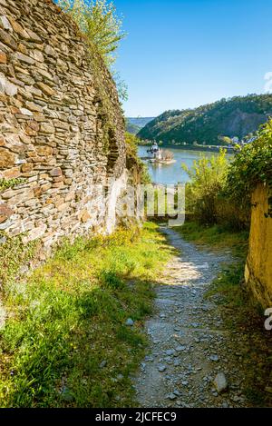 Gutenfels steiler Weg in Kaub, Fußweg von der Stadt hinauf zur Burg, Blick auf den Pfalzgrafenstein mitten am Rhein, Stockfoto