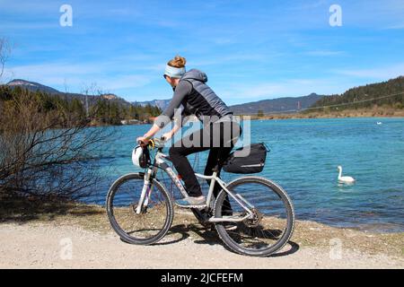 Junge Frau auf dem Mountainbike, Stausee bei Krün, Deutschland, Bayern, Oberbayern, Isartal, Fahrrad, Karwendelgebirge, Stockfoto